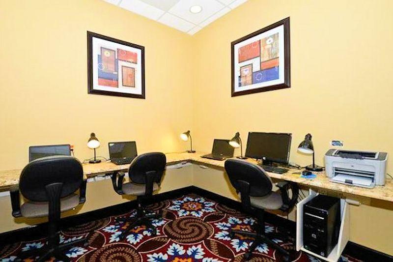 Causeway Bay Hotel แลนซิ่ง ภายนอก รูปภาพ